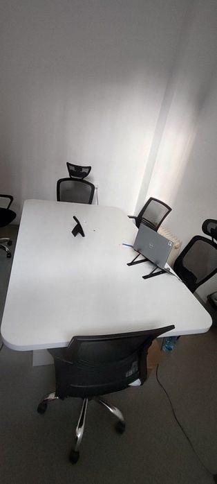 Офис маса за 10 до 12 човека.