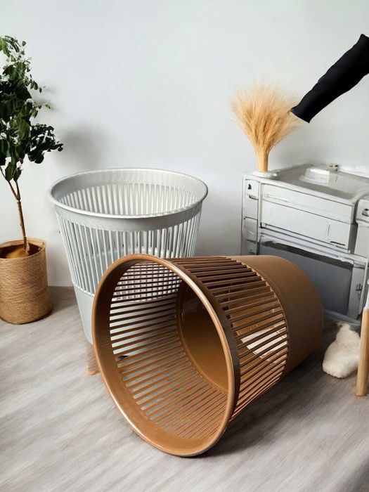 Практичная и удобная круглая урна для мусора.