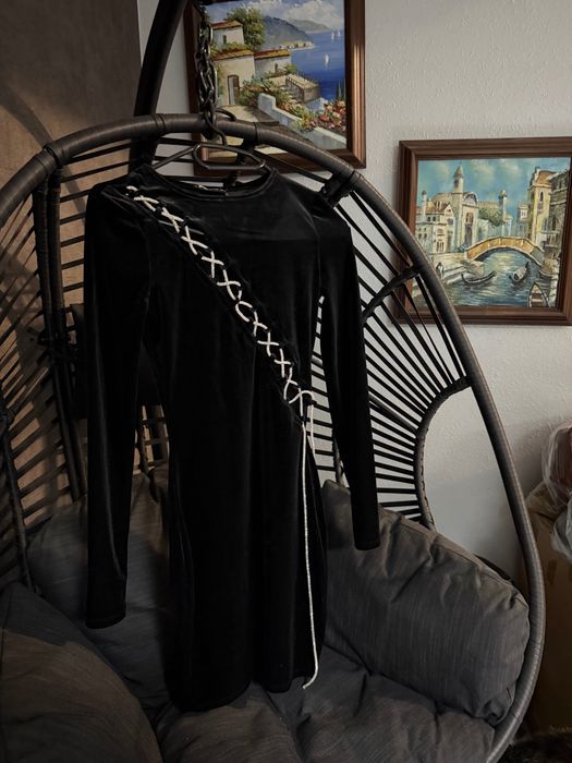 Черна рокля с камъни