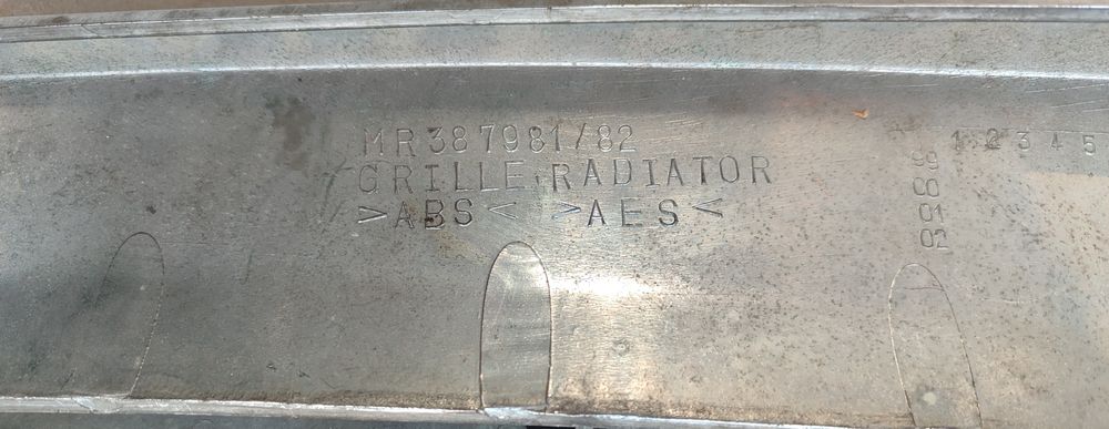 Митсубиси Паджеро 3. Решетка радиатора. Из Японии. Оригинал.