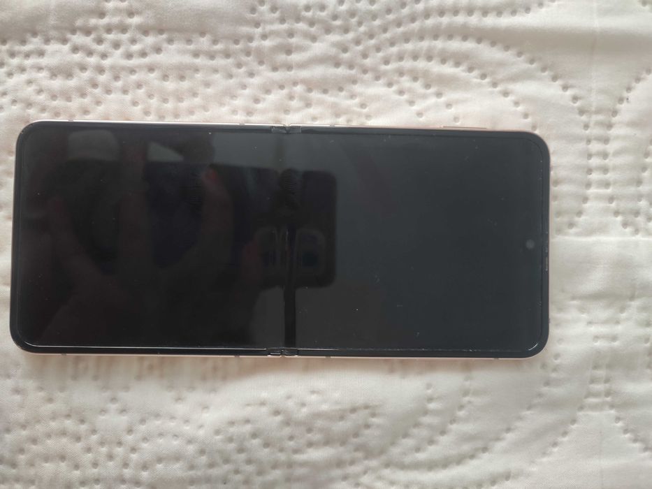 samsung z flip 4 rose gold пукнат гръб