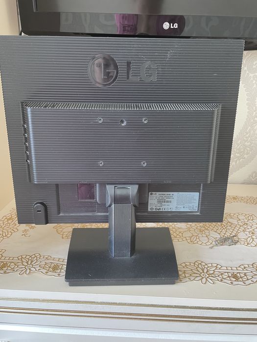 Монитор в хорошем состояние