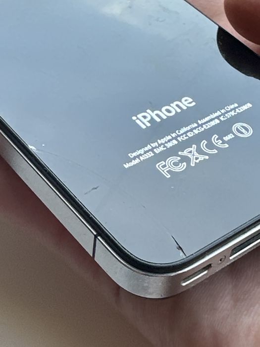 iPhone 4 / Black / 16GB / iOS 6