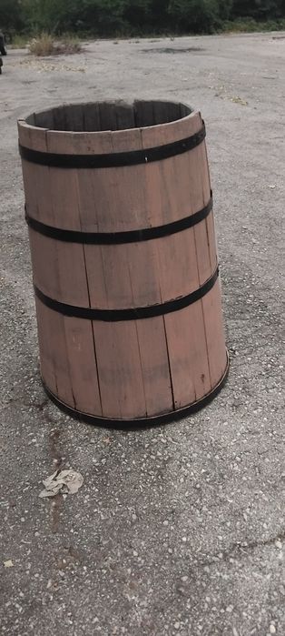 Продавам масивна дървена бъчва, каца в много добро състояние.