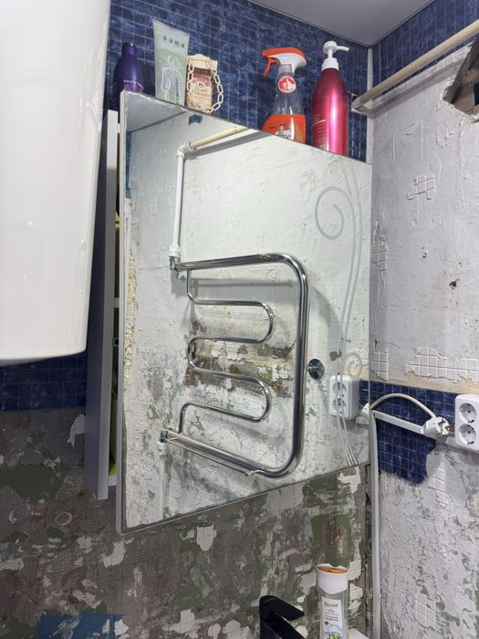 Продам зеркало с полкой