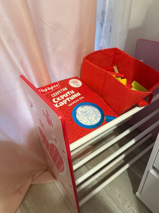 Дървена етажерка за детска стая