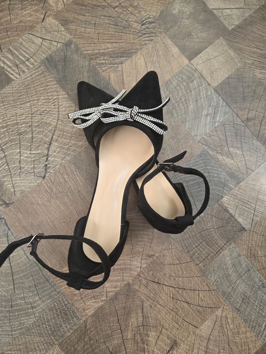 Черни официални обувки на ток