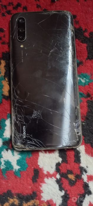 XIAOMI 9-layt ekrani va orqasi singan zapchastga.