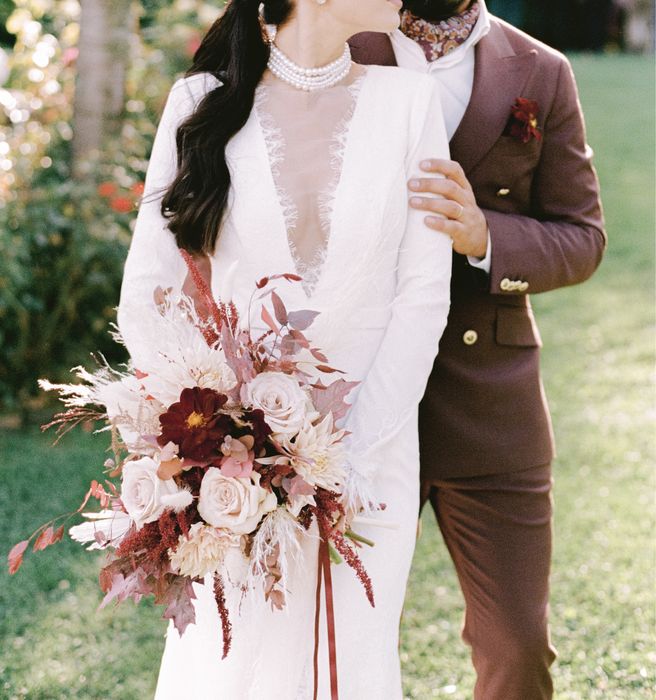 Rochie mireasa din dantela Chantilly ivoire si pene struț