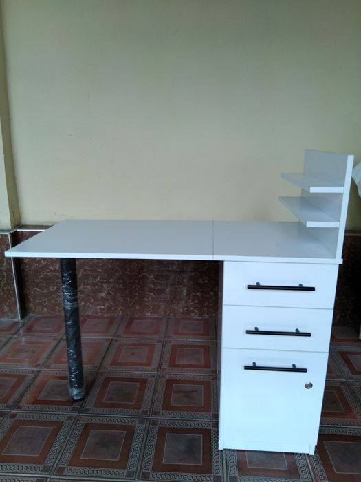 Маникюрный трансформер стол.