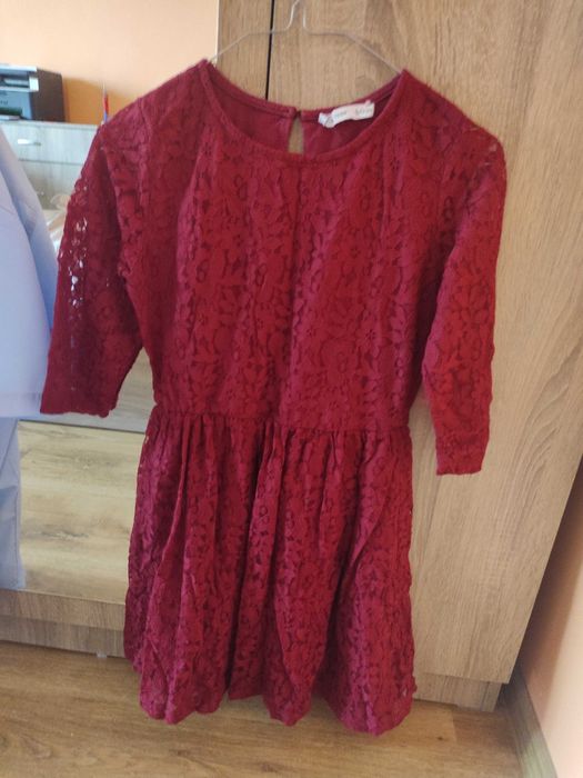 Дантелена тъмночервена рокля