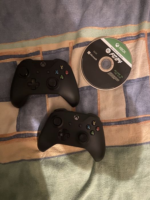 Vand xbox one, 2 controllere + fc24, totul PERFECT functional
