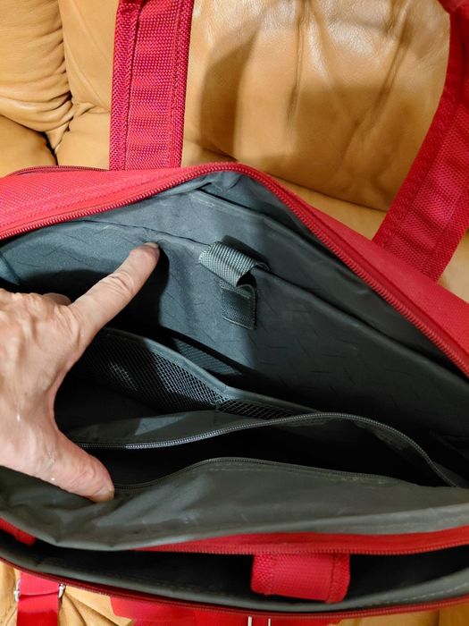 Чанта Samsonite. Допълнителна дълга дръжка зй носене  през рамо е