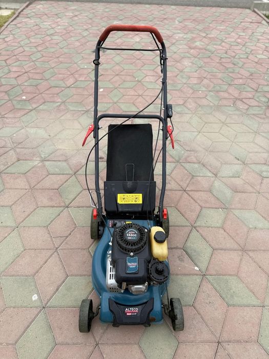 Продаётся бензиновая газонакосилка