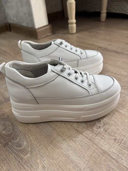 Кроссовки женские