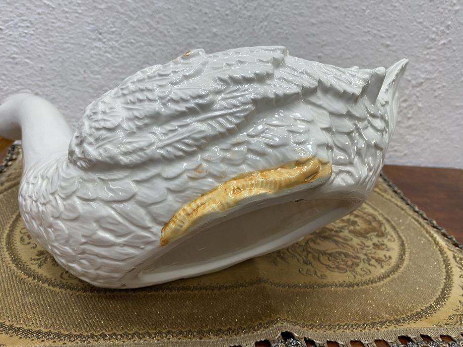 Италианска кашпа лебед от порцелан