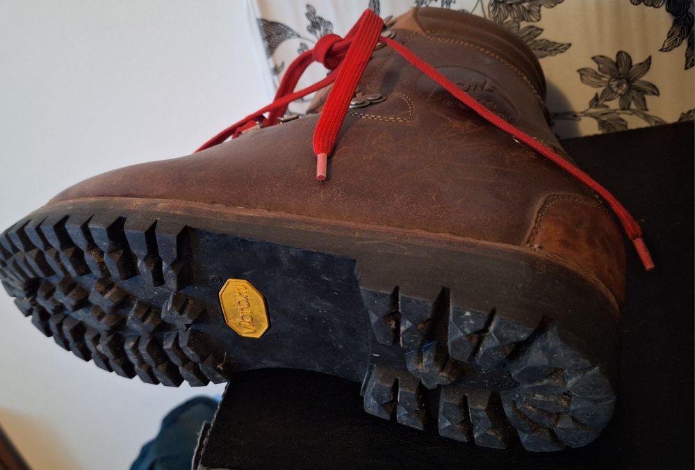 Bocanci Lowa model vechi