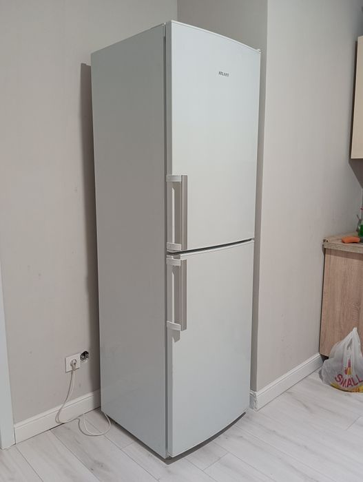 Продам большой холодильник, 2метра.