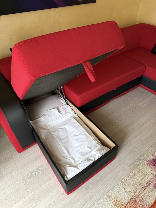 Canapea coltar moderna in forma de U.