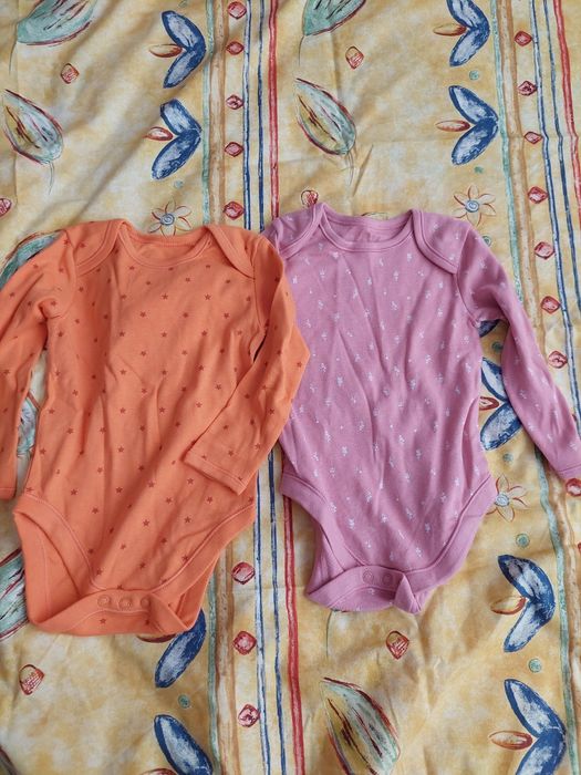 Продавам  бодита с  дълъг ръкав 9-12 месеца, ромпъри 6-9месеца