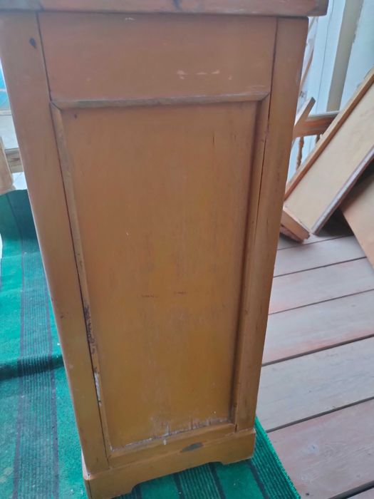 Тумба старинная. Тумбочка