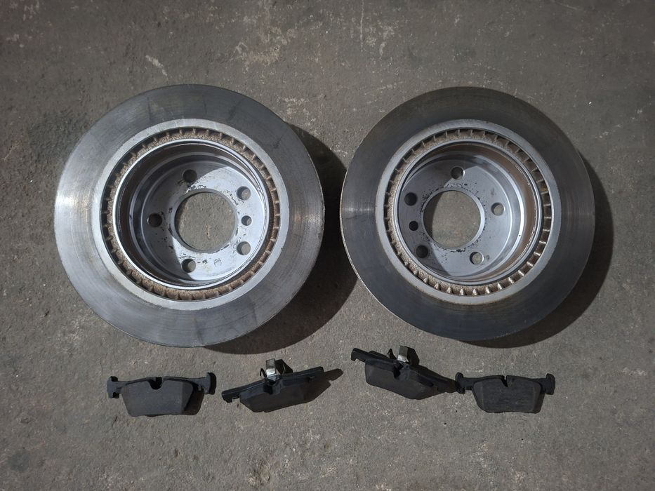 Set discuri frana fata cu plăcuțe BMW F30 F31 Allied Nippon 300 / 20  in stare foarte buna