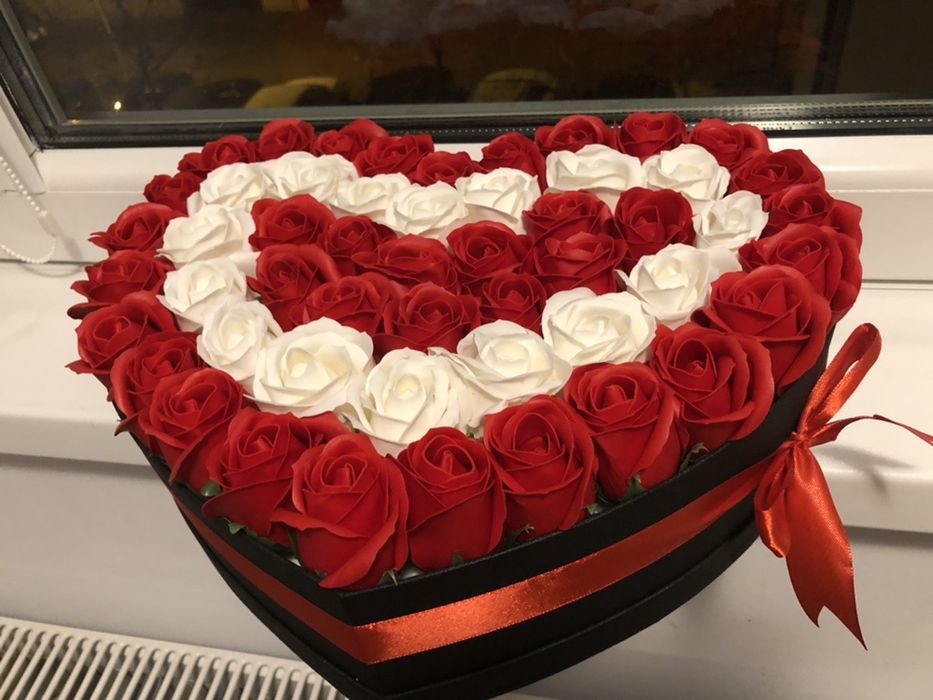 Cadou 8 martie cutie informa de inima cu trandafiri de sapun