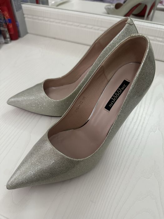 Красивые нарядные туфли