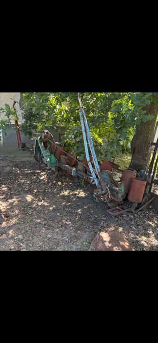 Vand tractor, semanatoare grau, semanatoare porum, disc , plug si met erbicidat