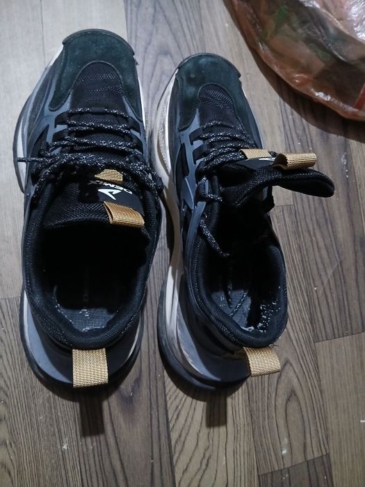 Продаю кроссовки 43 , 47  размер