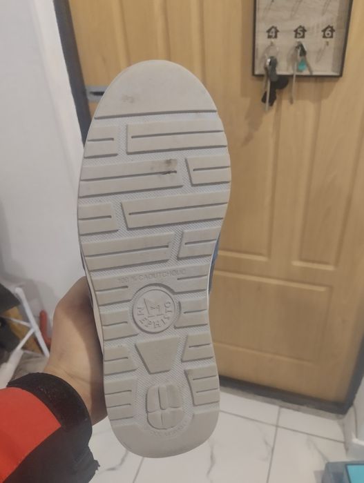 Продам кроссовки