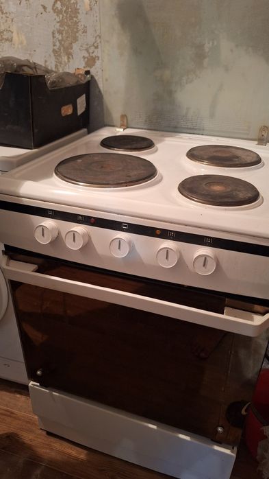 Продам эл.плиту Hansa 60*60
