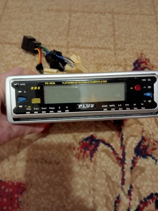 Продаётся   два  магниттфона,  автомобиль ных