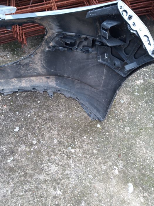 Продавам предна броня за Пежо 207