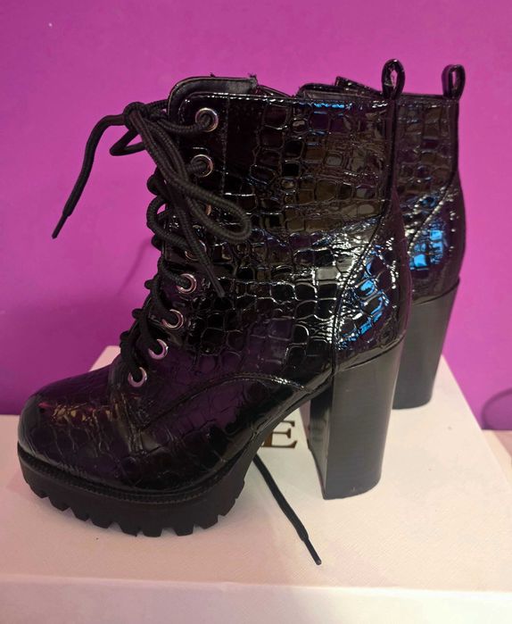 Лачени боти на ток