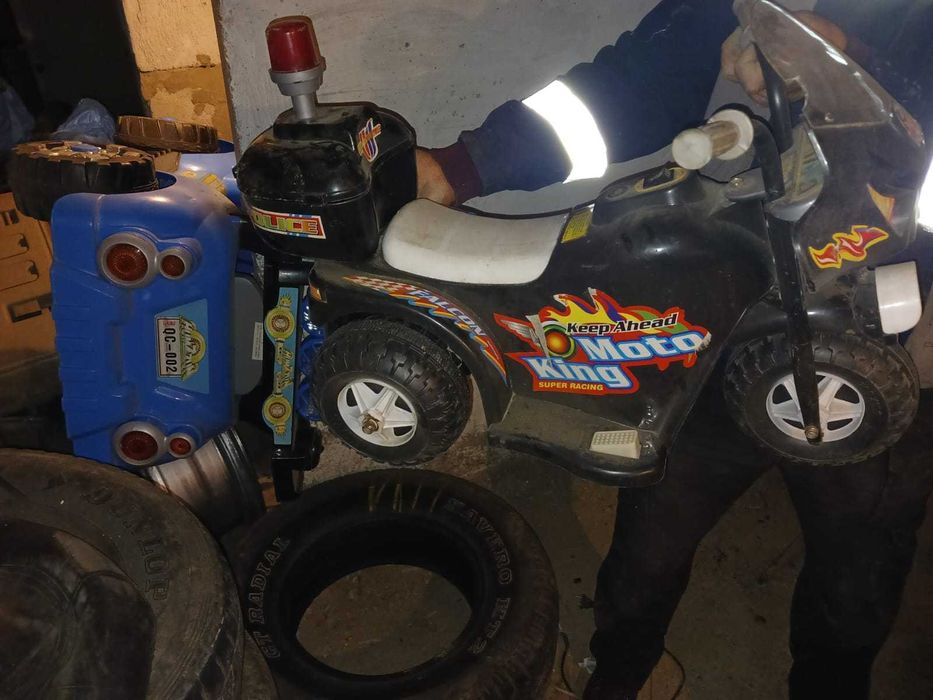 Машина детская и мотоцикл