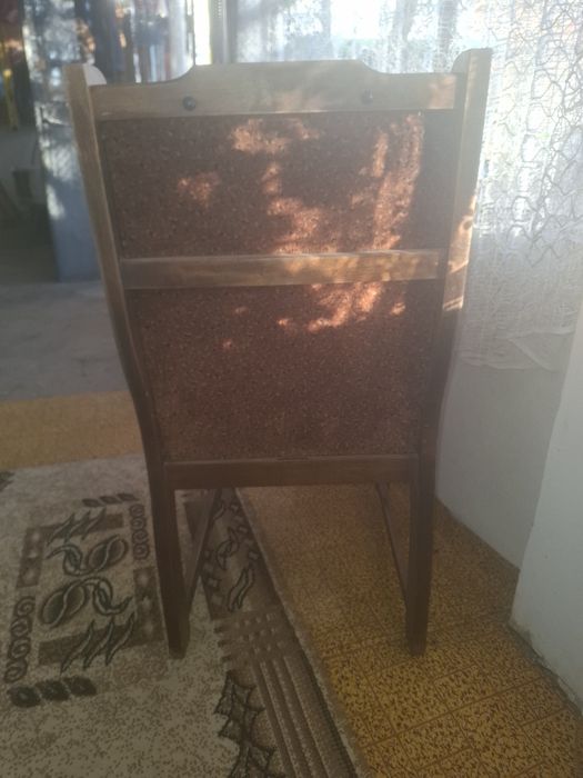 Старинни дървени столове