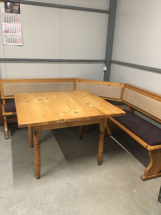 Дървени пейки с маса