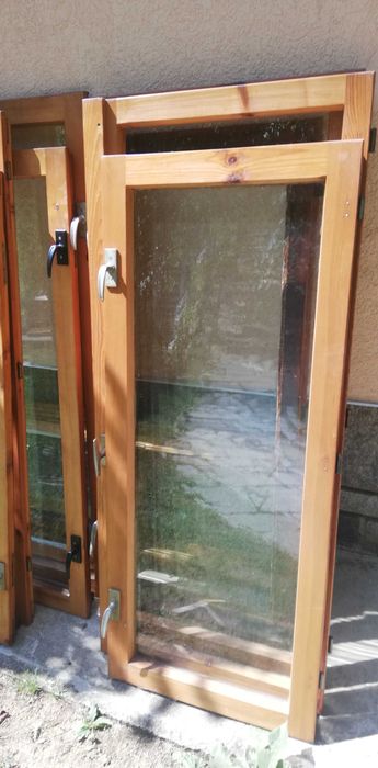 Дървена демонтирана дограма със запазени стъкла