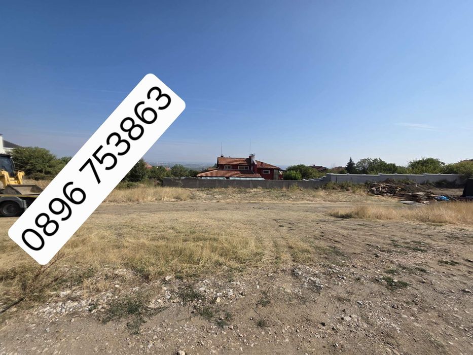 Продавам правоъгълен,  равен , панорамен парцел в Брестник с вода