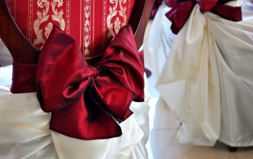 Huse scaune, esarfe, fete masa, naproane, prezidiu – peste 700 bucati pentru nunti si evenimente