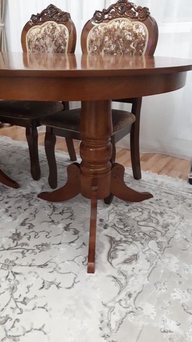 Продам стол в гостинной!