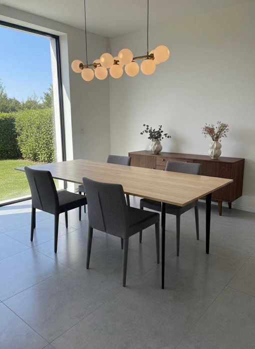 Стол из прочного каучукового дерева с металическими ножками