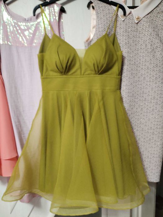 Продават се рокли