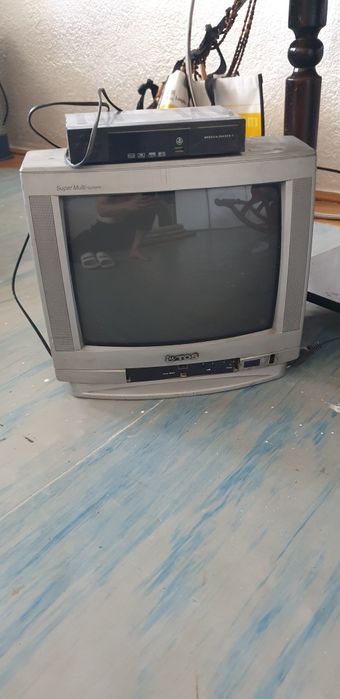 TV-televizor Artel smart 32 li ekran.2ta pult. aybi umuman yuq.chotki