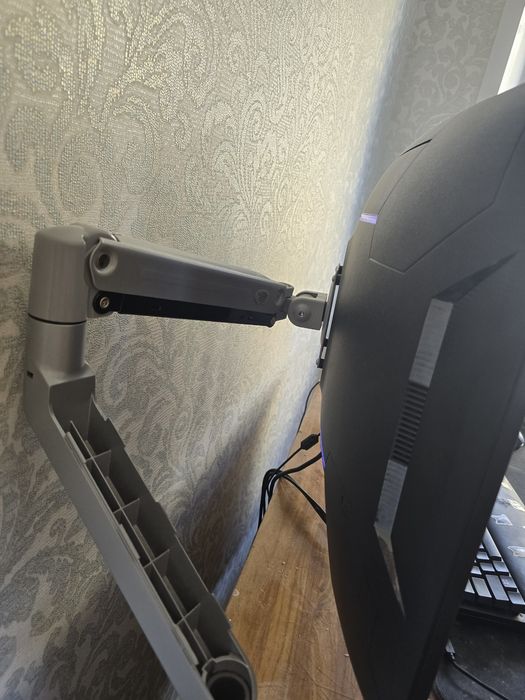 Монитор Ardor Gaming Horizon с кронштейном.