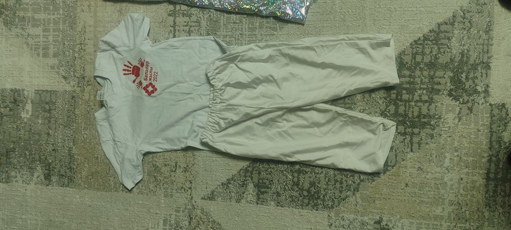 Продам костюмы для девочек