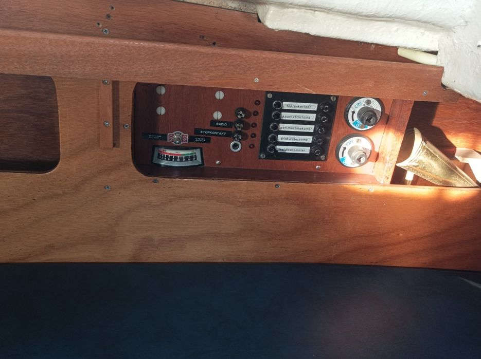 Продавам ветроходна лодка