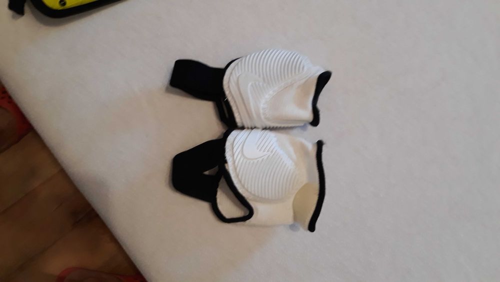 Продавам протектори за футбол Nike