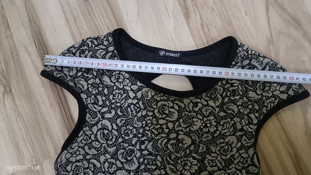 Rochie scurta , decupata la spate